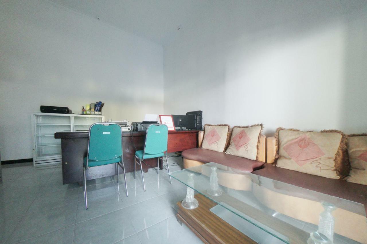 Reddoorz Syariah Near Mall Roxy Banyuwangi 2 Exterior foto