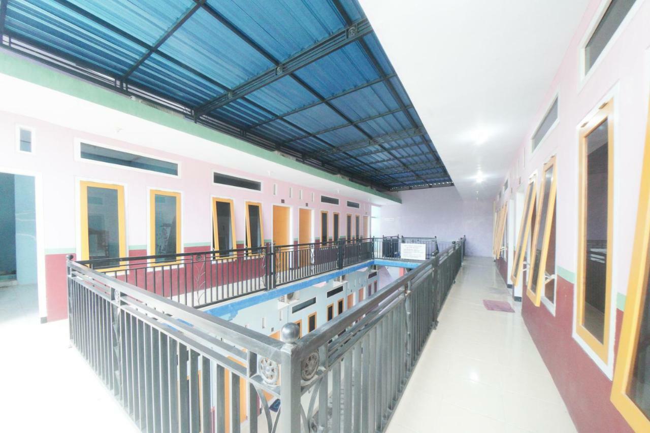 Reddoorz Syariah Near Mall Roxy Banyuwangi 2 Exterior foto